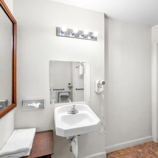 Efficiency, King Bed, Queen Bed، Quality Inn and Suites Jackson CA 4/4