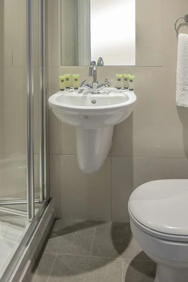 لوفت قياسي بسرير مزدوج وسرير فردي، Queensway Hotel, Sure Hotel Collection by Best Western 3/3