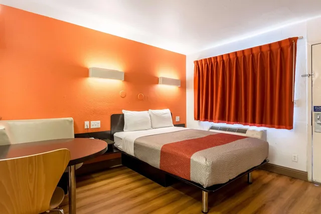 غرفة بسرير كوين للمدخنين، Motel6 Garland, TX - Dallas 5/10