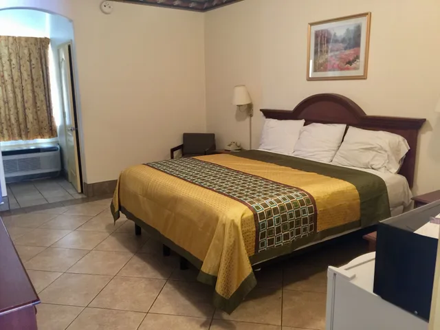 2 Rooms, Business, Suite, King Bed, Pool Side، Texas Inn and Suites - Rio Grande Valley 3/10
