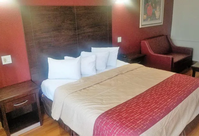 جناح بسريرين كوين وسرير كوين بمطبخ، Red Roof Inn and Suites Houston Hobby Airport 8/10