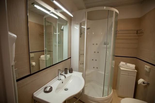 غرفة ديلوكس رباعية بشرفة بغرفة نوم واحدة، Hotel Maestri 6/10