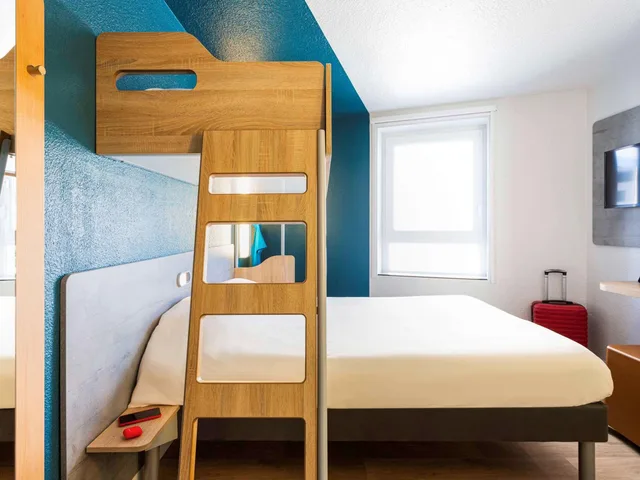 Room, Triple, Twin Beds, Bunk Bed, Ibis Budget Bordeaux Centre Gare Saint Jean 7/10