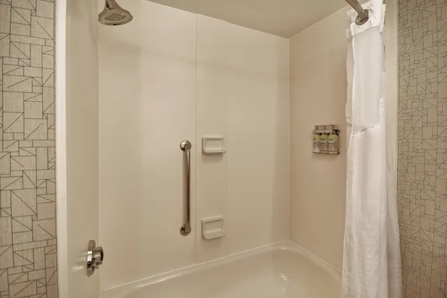 جناح بسرير كينج بغرفة نوم واحدة مع أريكة بمطبخ صغير، Holiday Inn Express Newport North - Middletown 7/7