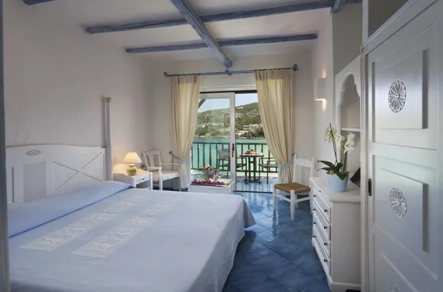 غرفة ديلوكس بسرير كوين بإطلالة على البحر، Club Hotel Baja Sardinia 1/2