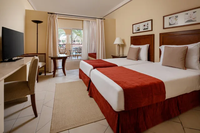 غرفة عائلية بإطلالة على المسبح، Jaz Almaza Beach Resort, Almaza Bay 1/1