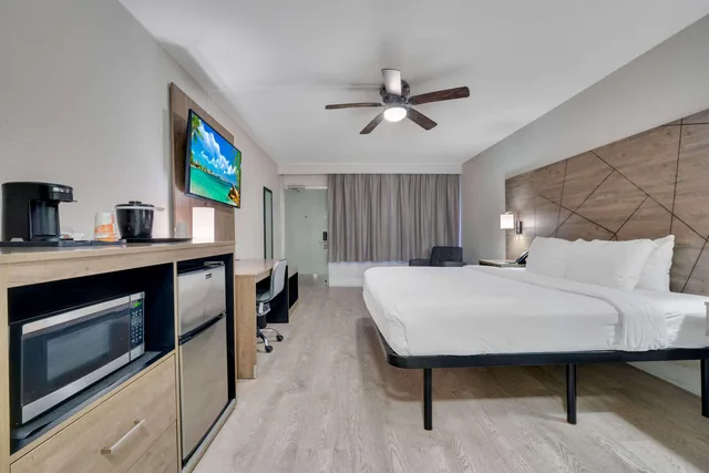 Room, King Bed, Exterior Entrance، Quality Inn and Suites Airport Cruise Port Hollywood 1/9