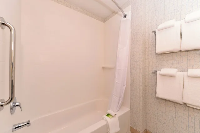 جناح بسريرين كوين بإطلالة على البحيرة مع أريكة، Holiday Inn Express & Suites Trinity 9/9