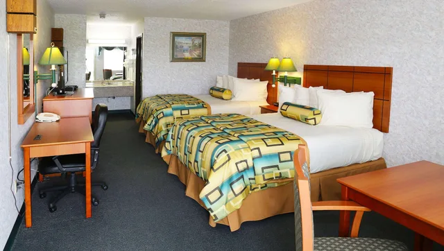 Room, 2 Queen Beds, Allergy Friendly, Magnuson Hotel Howell/Brighton 2/5