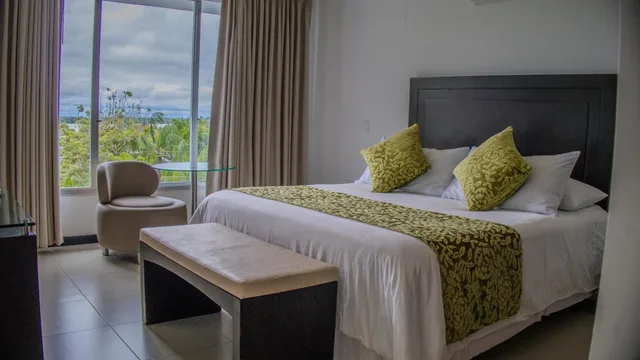جناح بسرير كوين بجاكوزي، Hotel Anaconda 9/10