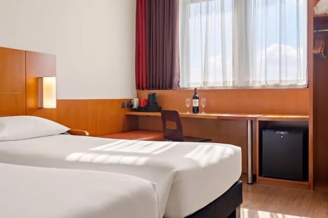 غرفة قياسية بسريرين منفصلين، Ibis Abu Dhabi Gate Hotel 7/10
