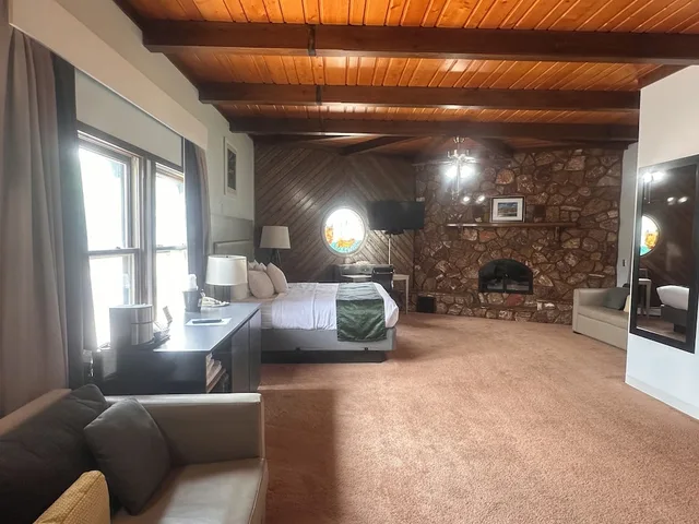 جناح بسرير كينج مع أريكة، Pictured Rocks Inn & Suites 3/9