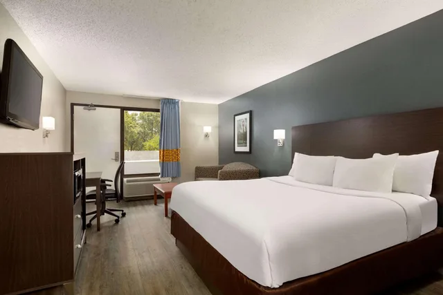 استوديو بسرير كينج، Baymont by Wyndham Wilmington NC 1/2