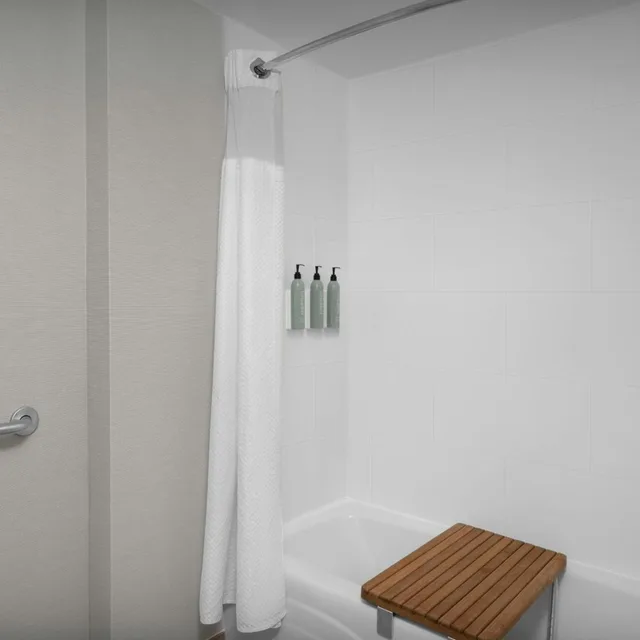 غرفة ديلوكس بسرير كينج بحوض استحمام في طابق مرتفع لذوي الإعاقة، Courtyard Virginia Beach Oceanfront South 3/3