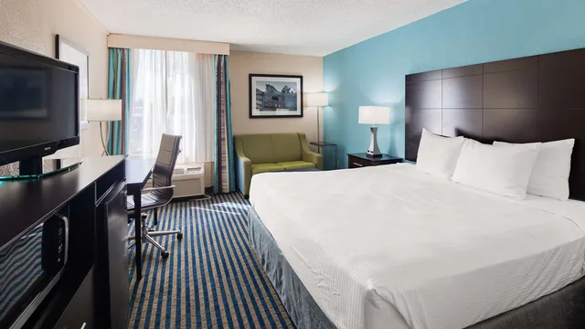 غرفة بسرير كينج بحوض استحمام لذوي الإعاقة، Best Western Leesburg Hotel & Conference Center 1/4