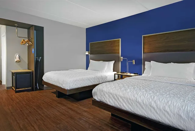 غرفة بسريرين كوين بحوض استحمام لذوي الإعاقة، Tru By Hilton Burlington Nc 1/3