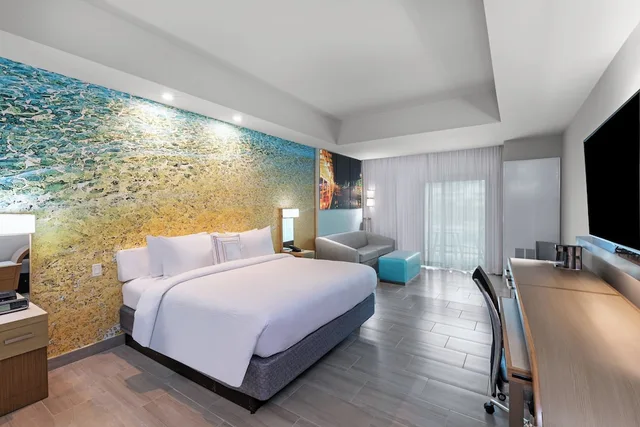 غرفة بسرير كينج مع أريكة، Courtyard by Marriott South Padre Island 1/2