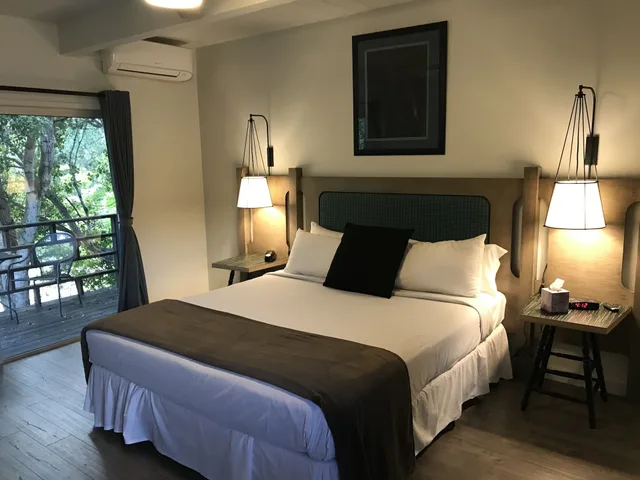 غرفة بسرير كينج بإطلالة على الحديقة، Hidden Valley Inn 4/7