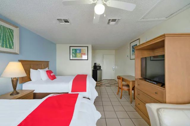 2 Queen Bed & 1 Full Bed، OYO Hotel Rockport- Bay View 1/5