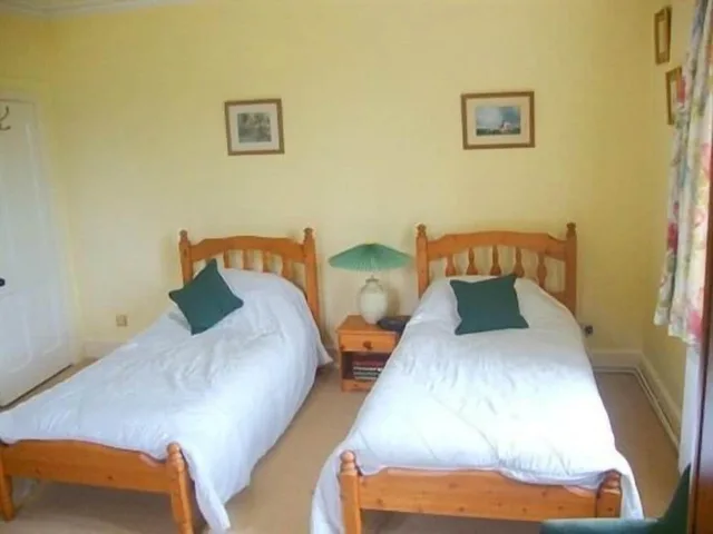 Yellow, Twin Beds، Burcombe Manor 1/2