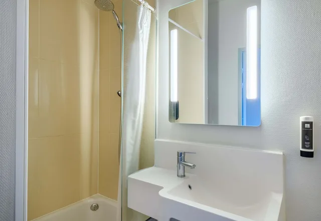 غرفة ثلاثية، B&B Hotel Villeneuve Loubet Village 4/4