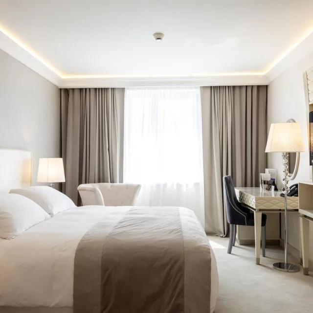 غرفة قياسية بسرير كينج، Tresor Le Palais Timisoara, Curio Collection by Hilton 3/9
