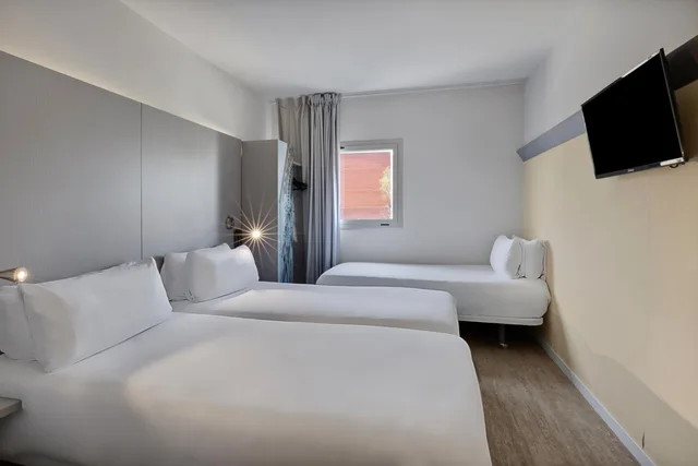 غرفة ثلاثية بسرير مزدوج وسرير فردي، B&B HOTEL Girona 2 1/2