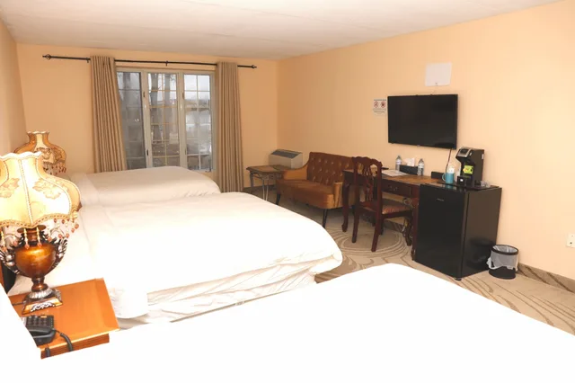 غرفة عائلية بسريرين كوين، Fullerton Manor Inn 4/6