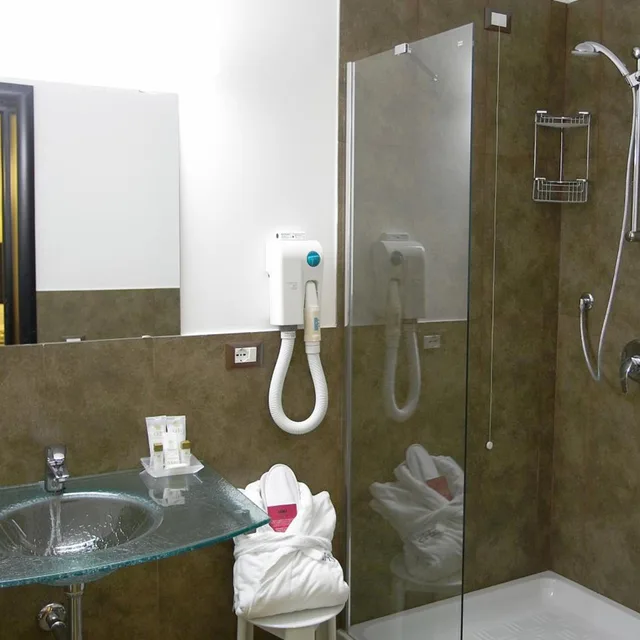 غرفة ثلاثية، Hotel Garibaldi 4/4