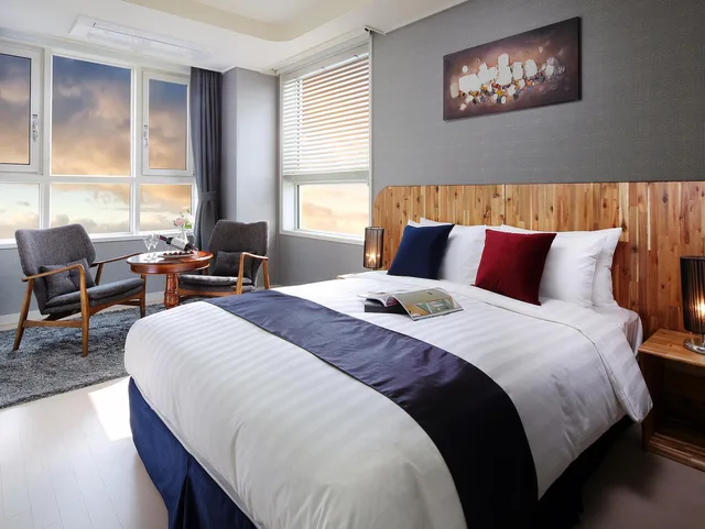 Deluxe, Double Bed, Ever8 Serviced Residence 1/2