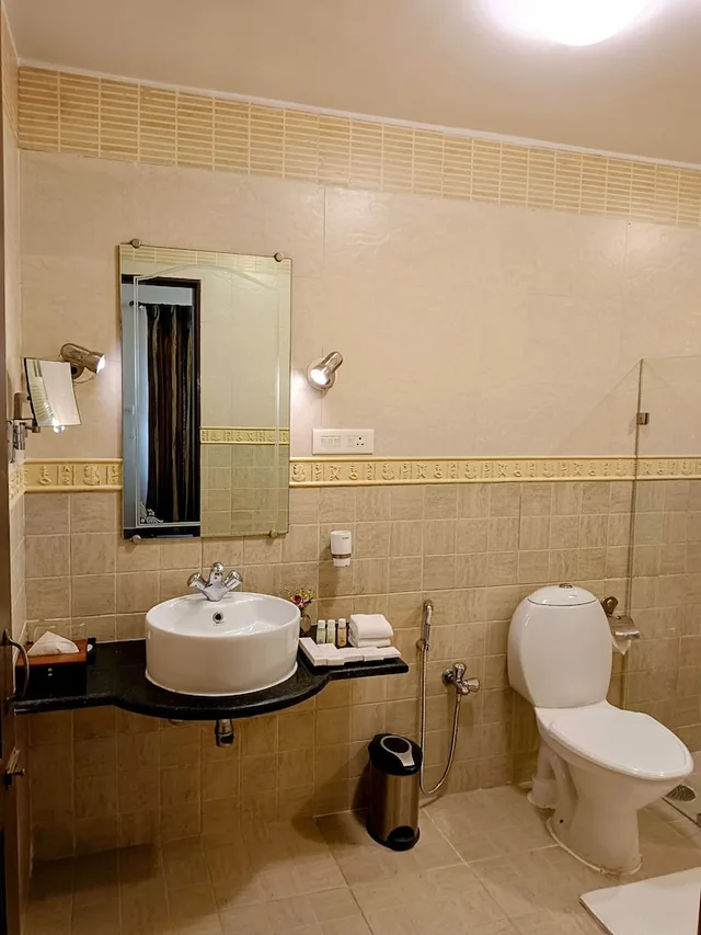 غرفة فاخرة بسرير كينج بإطلالة على الحديقة بشرفة، Goa Villagio Resort & Spa 5/5