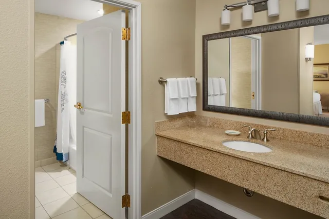 غرفة بسرير كينج مع أريكة لذوي الإعاقة، Courtyard by Marriott Charleston Mount Pleasant 1/1