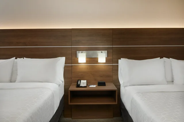 غرفة قياسية بسريرين كوين لذوي الإعاقة، Holiday Inn Express Hotel and Suites Pensacola West-Navy Base 4/6