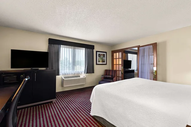 جناح بسرير كينج مع أريكة بحوض جاكوزي، Best Western Germantown Inn 2/3