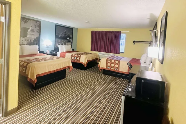 Efficiency, 3 Queen Beds، Super 8 by Wyndham Warrenton 1/4