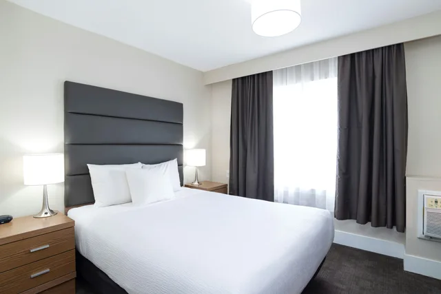 جناح بسرير كوين مع أريكة بمطبخ صغير، Sandman Hotel Grande Prairie 2/4