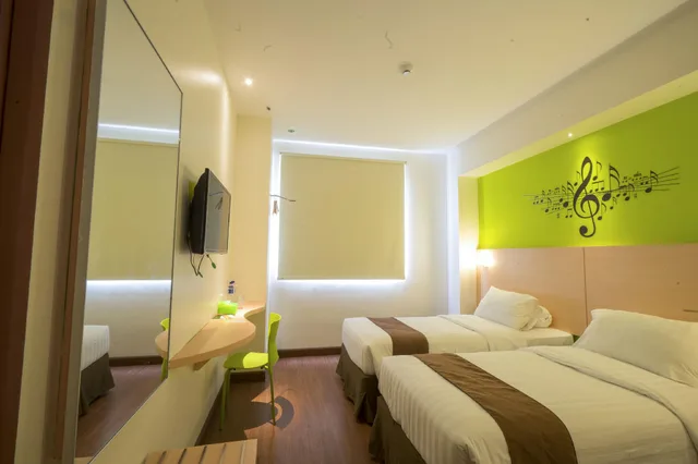 غرفة ديلوكس بسريرين منفصلين وسرير كينج بإطلالة على الجبل بغرفتي نوم، Front One Hotel Jayapura 1/1