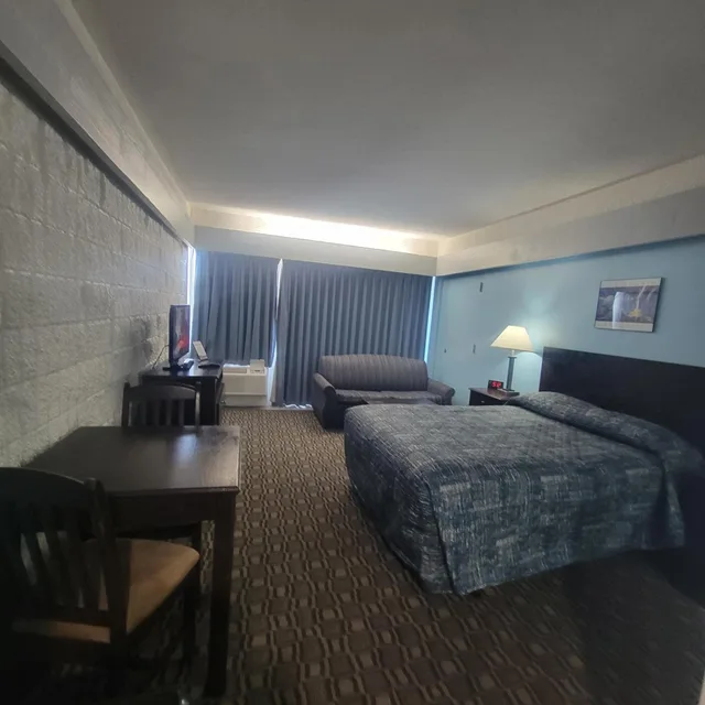Standard, Queen Bed, Partial Ocean View, North Wing, Padre South Hotel On The Beach 2/8