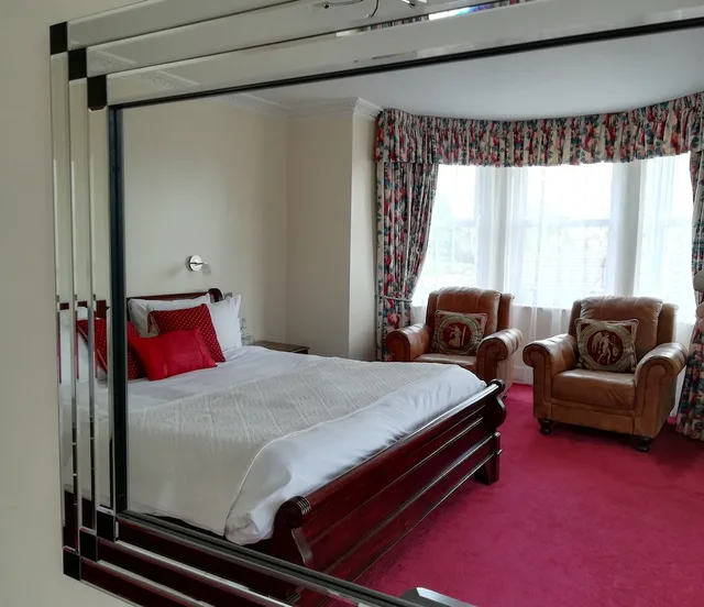 غرفة تنفيذية بسرير كوين، Chiseldon House Hotel 2/2