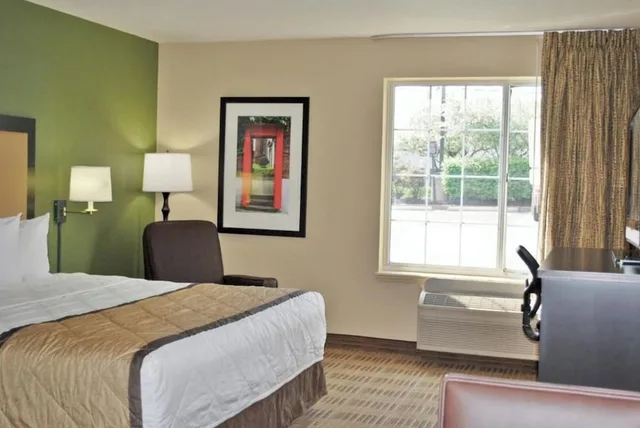 جناح بسرير كينج مع أريكة بمطبخ، Studio6 Extended Stay Minneapolis Airport Eagan North MN 2/10