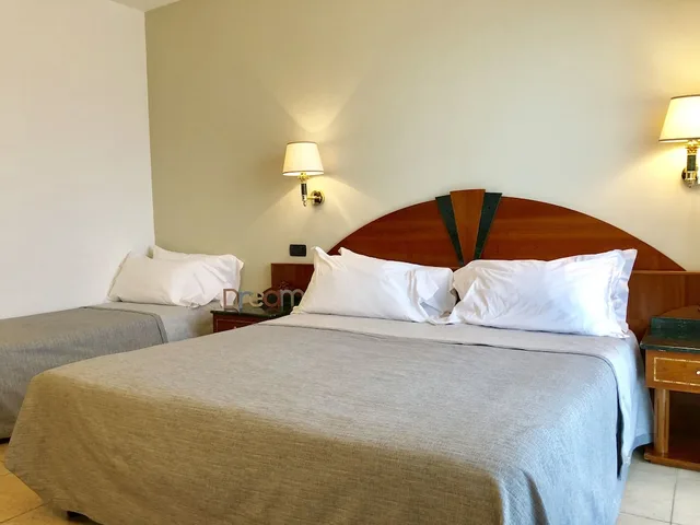 غرفة ثلاثية بسرير مزدوج وسرير فردي بشرفة، Ariae Hotel 1/2