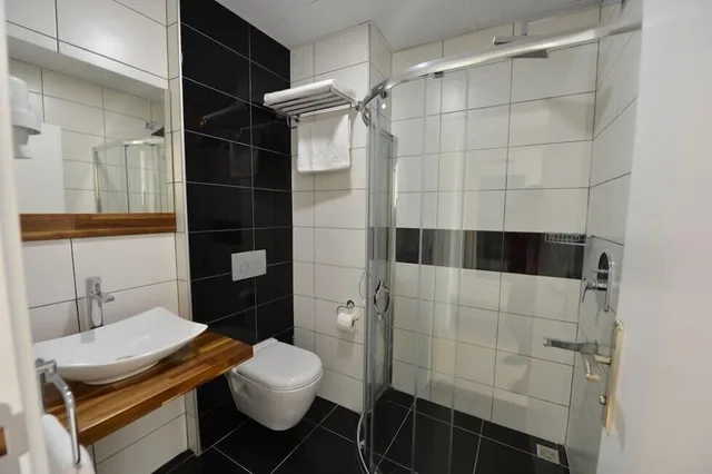 Standard, 1 Queen and 1 Single Bed, Sahin Hotel 2 3/4