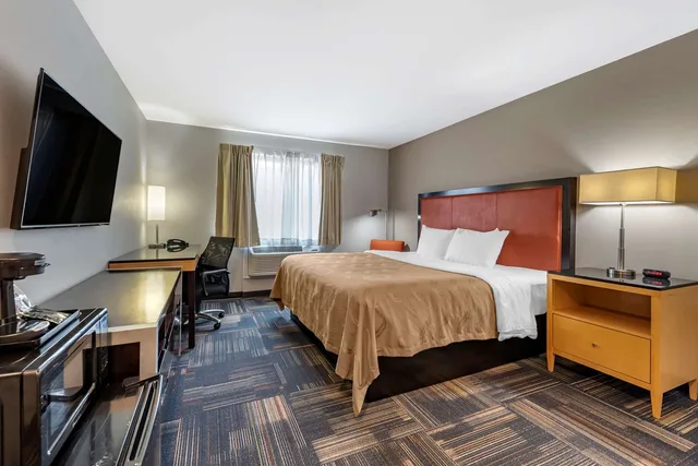 غرفة بسرير كينج، Spark by Hilton Evansville Downtown 1/3