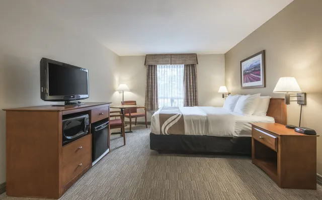 غرفة قياسية بسرير كوين مع أريكة، Quality Inn Airport Dieppe 2/10