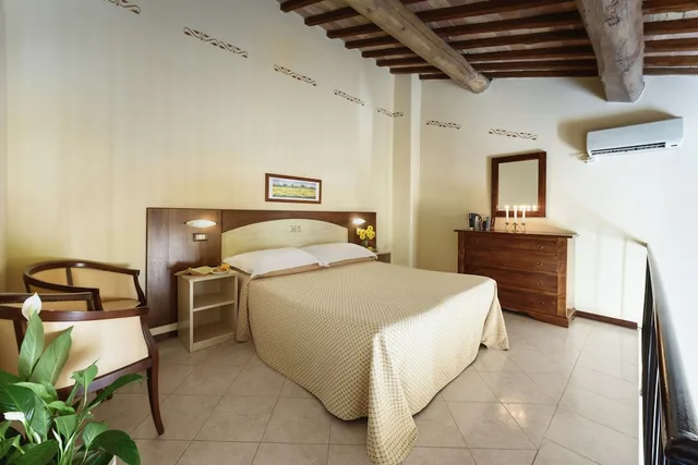 غرفة كلاسيكية ثلاثية بسريرين منفصلين مع أريكة، Hotel dei Capitani 1/2
