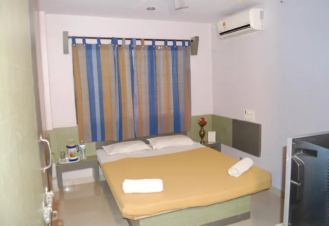 غرفة ديلوكس بسرير مزدوج، Hotel Utsav 1/2