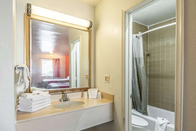 غرفة ديلوكس بسريرين مزدوجين بمطبخ صغير للمدخنين، Motel6 Portsmouth, VA 8/10