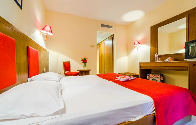 غرفة قياسية ثلاثية، Houria Palace 6/8