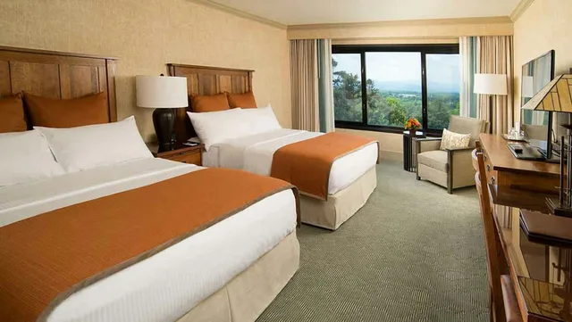 غرفة بسريرين كوين بإطلالة على الجبل، The Omni Grove Park Inn 1/1