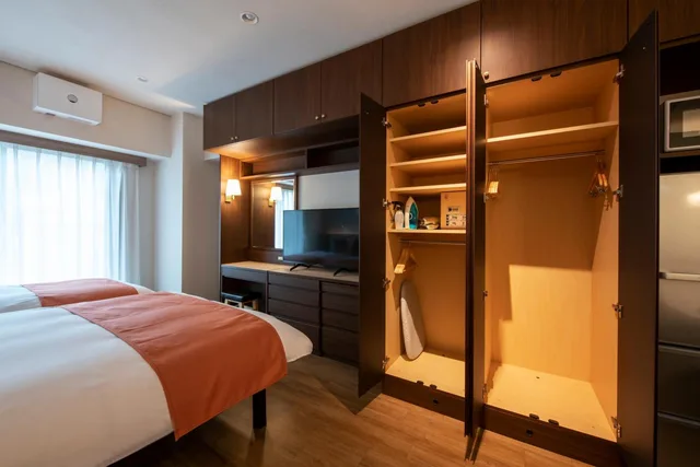 غرفة بسريرين منفصلين بشرفة لذوي الإعاقة، Hotel New Port Yokosuka 3/9